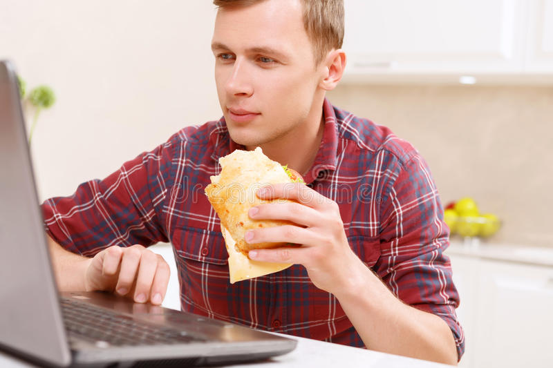 Comer frente al ordenador